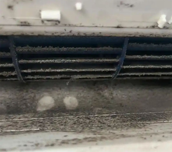 察哈尔右翼中空调吹的风有股烧焦味是怎么回事